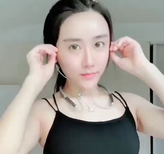 根据上述内容，可能的商品标题有：1.百度云存储服务2.乖乖女宝児服装3.宅女轩轩服装4.睿宝智能设备5.大pp男性用品6.诱惑时尚服饰7.48v电动车8.4.54G存储空间