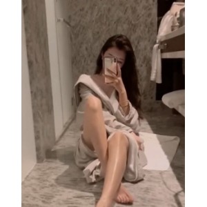 精选开放的反差婊在推特上合成的女神，胯下小狗被疯狂玩弄，并进行了疯狂互动，有中文字幕。