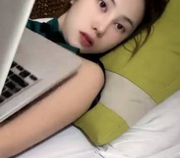 抖音美女主播床上直播湿身诱惑,展示反差魅力