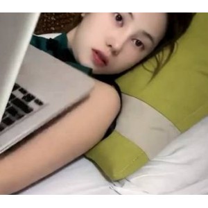抖音美女主播床上直播湿身诱惑，展示反差魅力