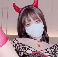 丝足女神玩弄小怪兽，超银钢塞铃铛葡萄夹