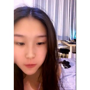 颜值美女沦为金钱玩物：拜金视角下的少女秀场
