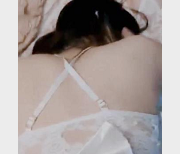 推特大神约动漫展首次JK装神仙颜值妹纸，姨妈光临那地方遭殃