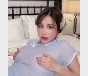 热销台湾网红辛尤里粉黛风旗袍，完美呈现下水作风格！