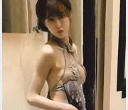 CartiernnSWAG系列-颜值担当，展现完美身材与大长腿的麻豆14V3.7G棒棒糖