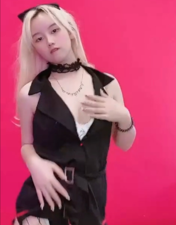 快手福利小玲铛：快手福利小玲铛付费头等舱：付费头等舱粉丝群定制：粉丝群定制32V：32V865.66MB：865.66MB百度云：百度云32V+865.66MB：32V+865.66MB百度盘：百度盘