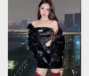 BellaKio婉儿首次直播露鲍表演，高颜值身材惊艳！