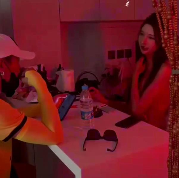 限时抢购颜值巅峰网红主播欣桐诱惑美团小哥1V-220M