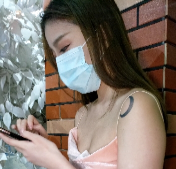 美女穿吊带连衣裙展示美腿高跟视频5V/7.98G/百度云