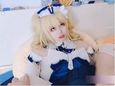 原神芭芭拉肉身cosplay抵挡两位老哥的进攻
