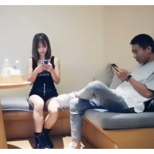 久违无屏障表演：小王祖贤、雏妹翻车精彩合集这部视频合集包含了0731四天9场表演的精彩时刻，其中有久违的无屏障表演，小王祖贤和雏妹的精彩演出，以及一些翻车的情节。视频时长9小时08分43秒，文件大小5.5GB，每场表演都有声音。观众可以看到小王祖贤的优雅、雏妹的可爱，以及其他主角们的各种魅力。视频内容已经处理为正向，值得一睹。