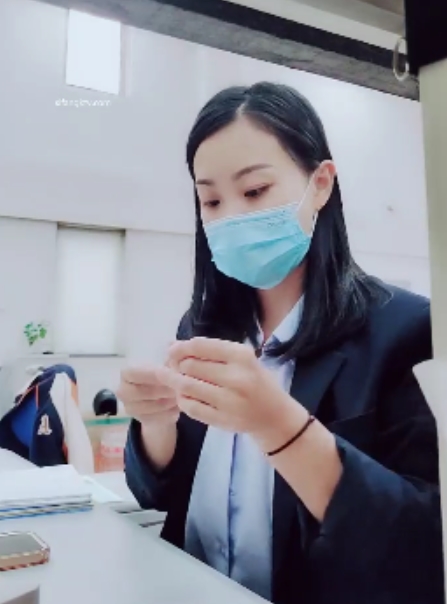 调皮可爱丫头：同事面对16v5.4g奇怪玩具