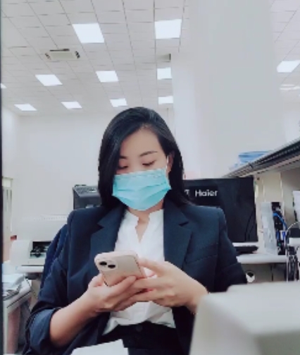 调皮可爱丫头：同事面对16v5.4g奇怪玩具