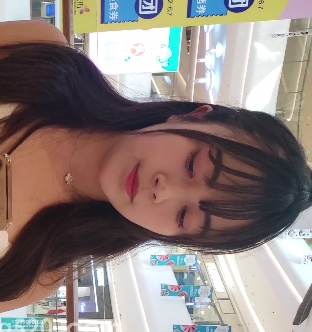 美女穿着紧身牛仔裤展示丰满胖臀的视频，高清画质，文件大小为10.12G，可通过百度云下载。