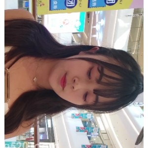 美女穿着紧身牛仔裤展示丰满胖臀的视频，高清画质，文件大小为10.12G，可通过百度云下载。