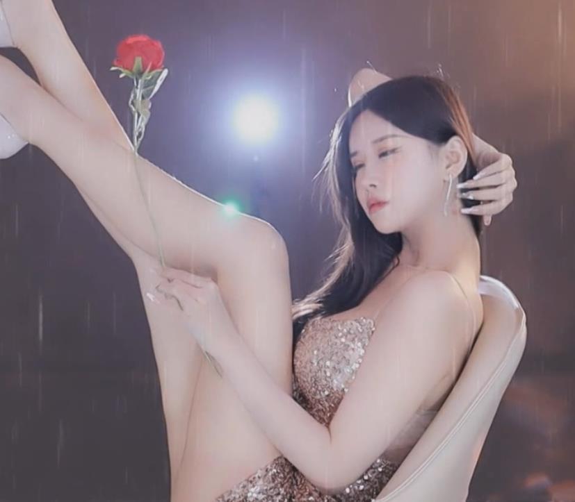 网易CC网红主播小恩雅：土豪定制资源，烧表情抖舞，大长腿小白兔