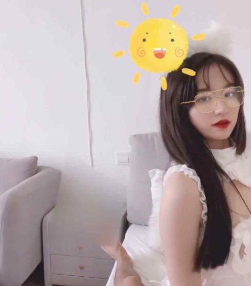 不见星空：斗鱼新晋主播，颜值身材双担当，人气爆棚，粉粉嫩嫩的网红