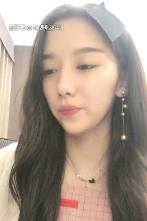 浮力主播星luck：瓜子脸大眼睛，小舌头撩人，社保资源丰富