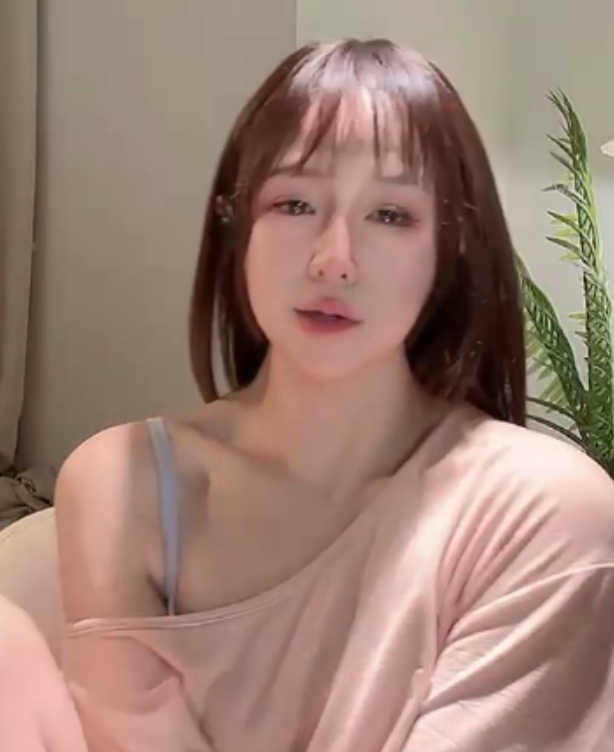 Stripchat小姐姐Meg_Linda短发气质诱惑，深处舔小东西脱内裤，1V+647M视频震撼上线