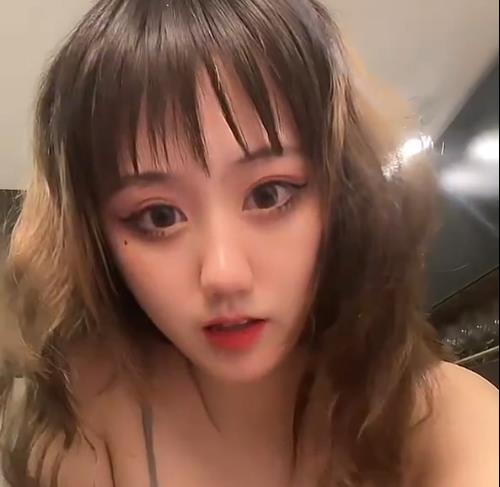 疯狂抖音主播：吸粉表演搞笑，社保超管网友调侃，下载加入粉丝团！