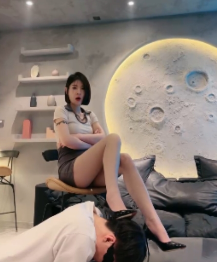 套路简一S脚粉嫩白皙舔脚黑丝高跟合集10V6.9G