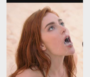 白人气质美女沙滩对决黑猩猩，美女与野兽视觉盛宴