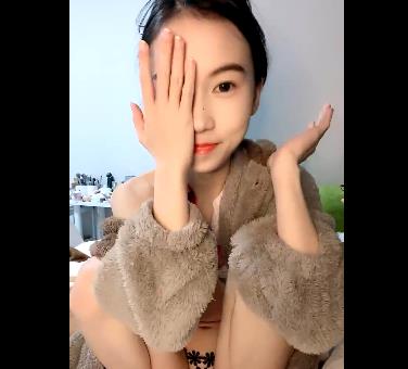 生椰拿铁：清纯女神的多面风采