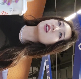 盛夏美女穿热裤展示美腿的视频