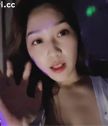 dorisbebe：H杯女神车灯视频精选，24V直播比基尼诱人展示