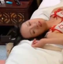 大学生美眉豪哥三人游自拍视频，妩媚气质展现无害羞自信