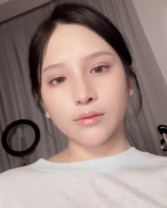 台湾妹子Ashisyourlove艾希：百度ED2K视频37.1G，学姐上门演绎多样魅力