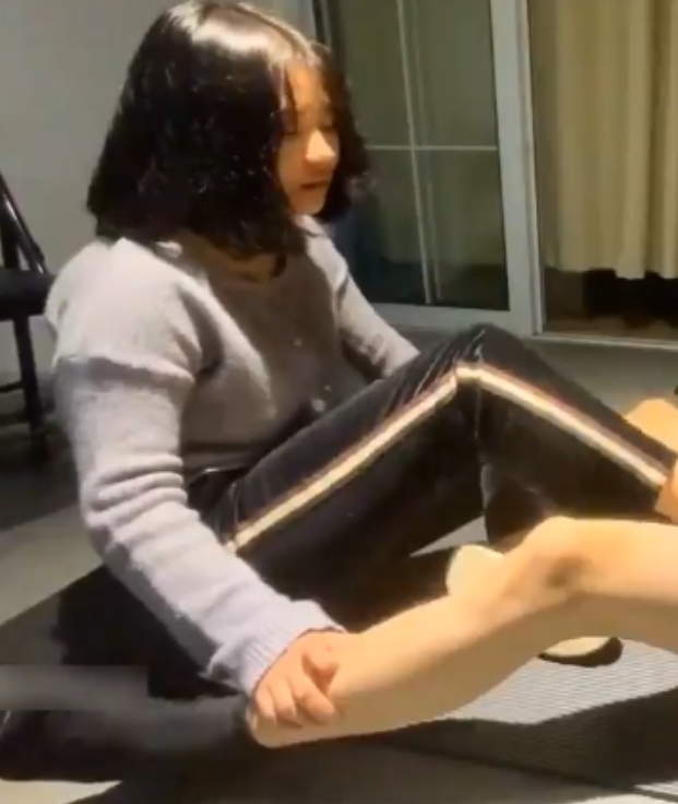 清纯小妹展现足艺鞋交，反差感十足