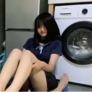 清纯小妹展现足艺鞋交，反差感十足