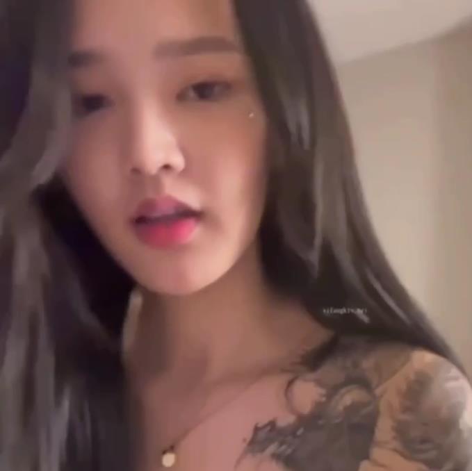 清纯嫩妹自拍视频大公开，6分12秒极致诱惑，情侣秀恩爱，车衣棒棒糖双重诱惑！