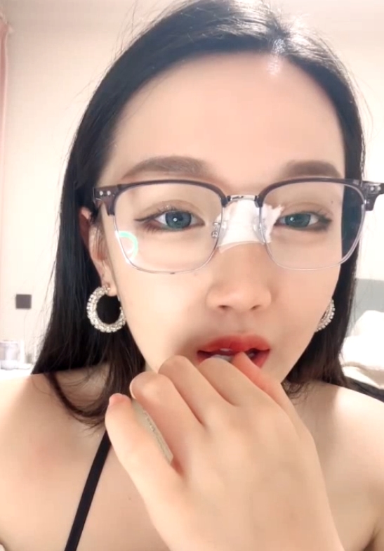 眼镜御姐妹子叭嗦57v48.6g合集，收藏百度ED2K