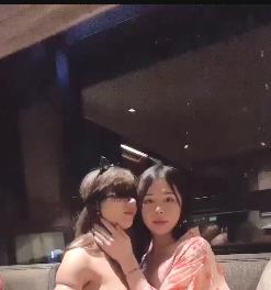 TS系列：微博网红张思妮酒店C靓女床上弄，稀缺资源泰国后推车释放视频