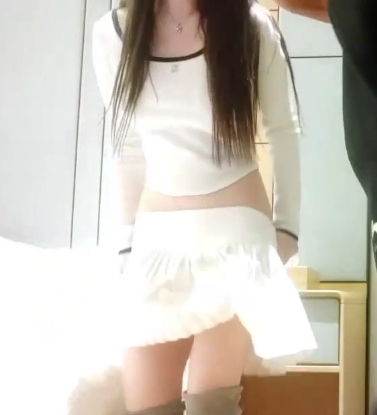 疯狂约会：软妹床上弄得不过瘾，门口过道草地出声奇妙体验1V+291M