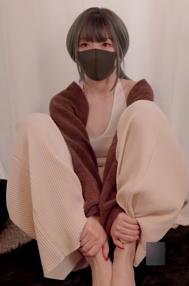 香港网红女神HongKongDoll最新情侣游戏1V视频2.07G百度盘