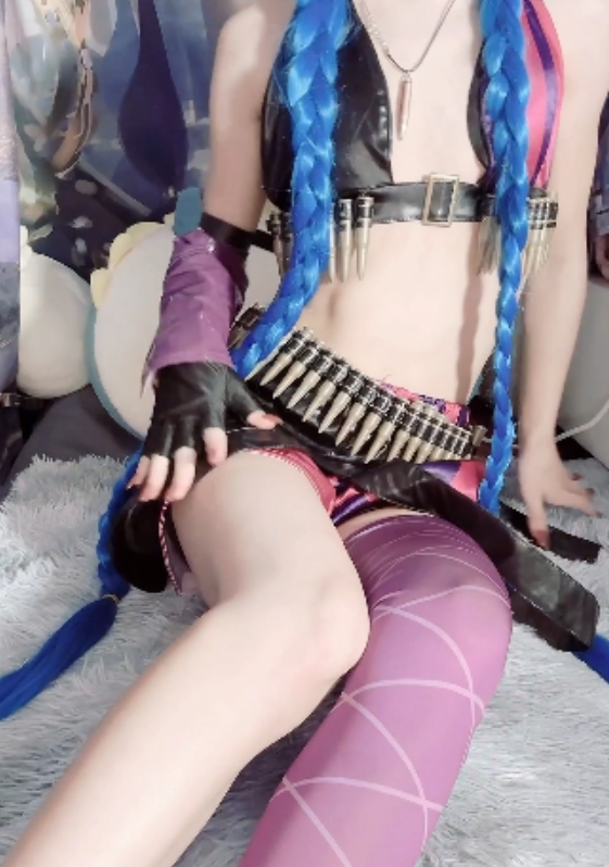 飞机场妹妹cos金克丝，悄悄话声音甜美，身材修长，葡萄夹后门小道具1v+3.6G