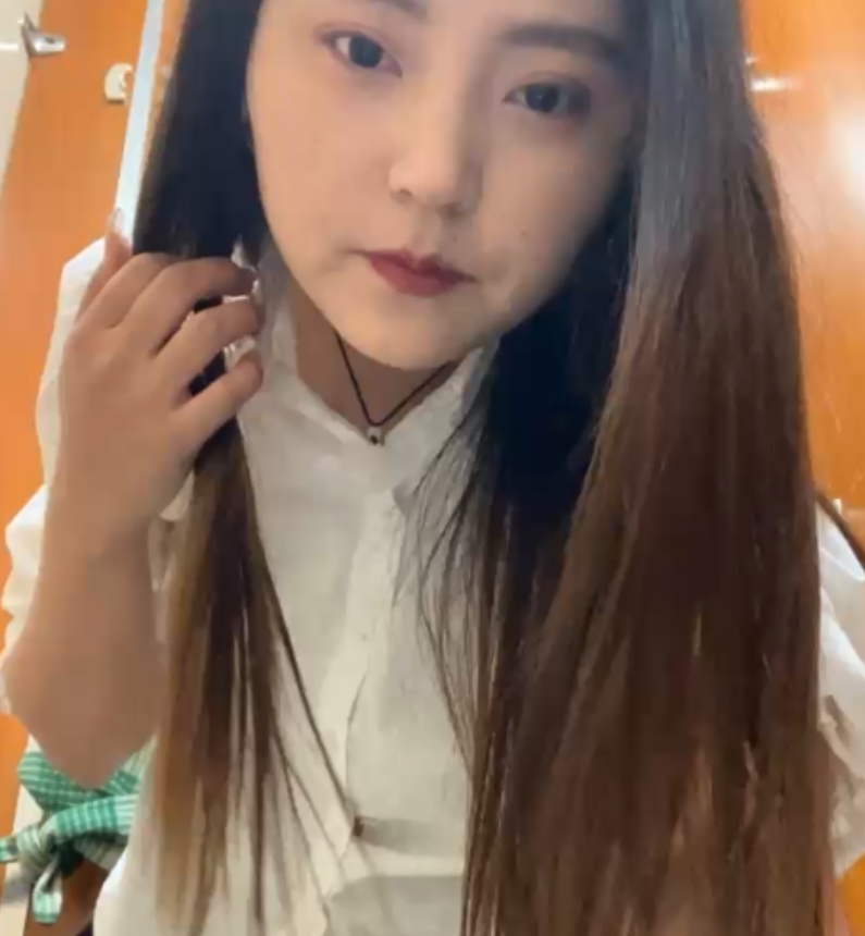 成为了观众们喜爱的对象。如果你也喜欢奇怪玩具和独特秀场，那么一定不能错过他的直播！Asia-Lynn等你来关注！