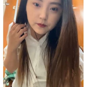 成为了观众们喜爱的对象。如果你也喜欢奇怪玩具和独特秀场，那么一定不能错过他的直播！Asia-Lynn等你来关注！