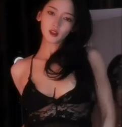 狐媚舞蹈《心儿定制》自拍视频，时长5分31秒/3分54秒，眼镜女孩神秘魅力，小伙伴们快来下载观看吧！