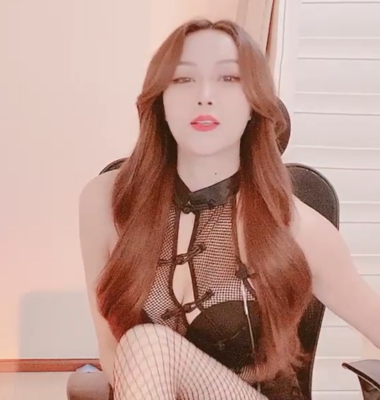 女王ANNVV(CNNANA)：108v155.2g视频收藏191，成为网络偶像