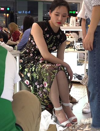 街拍和试鞋的人来说，绝对是必备的。大小为8V17.6g，数量众多，内容丰富，涵盖了各种风格和款式，观众可以轻松下载。但需要注意的是，解压时可能需要输入密码。这份资源由吴宇舒创作，展示了他完美的外貌和独特的时尚品味，让观众们可以欣赏到街头的时尚风采，了解到各种鞋款的特点和搭配技巧。赶快下载吧，享受视觉盛宴！