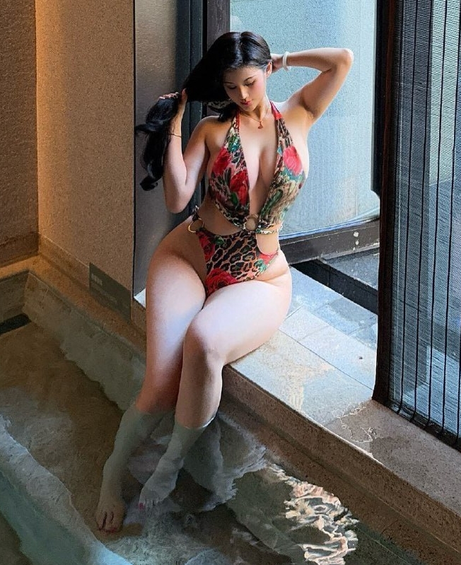 抖音美女荷拉：山雀Queen，高颜值大罩杯，胖臀漫画身材，41个视频11分钟538MB，下载相册