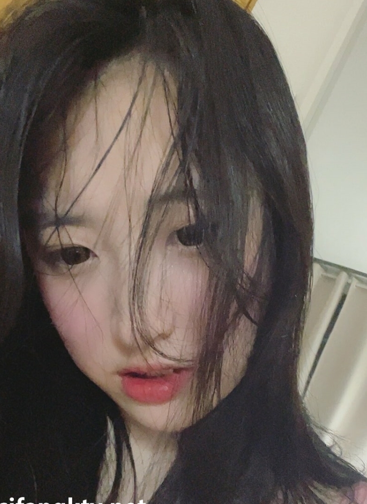 ubryun：反差小狗的私拍之旅，121张照片+3.1G视频露脸OF