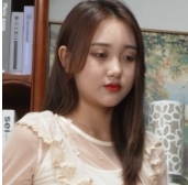 大学生展示39码大脚丫，引发网友热议