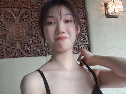 圆是一个不可多得的美丽嫩模，她的视频不仅仅是一场美颜盛宴，更是一段感人励志的故事。