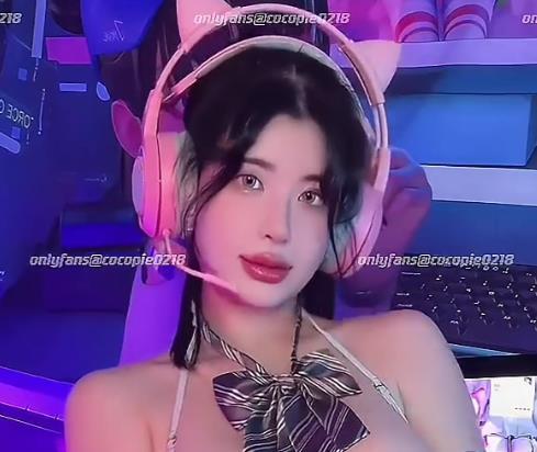 台湾网红Cocopie素颜浴缸秀合集5V275M，完美露脸，真实自然！