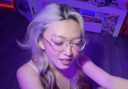 眼镜美女自拍无保护合集1V1.38G，互动给力四溢